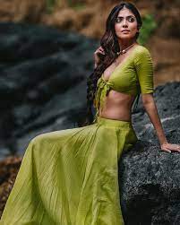 Saree,south india saree,bride,half saree,saree hot,saree navel,wedding saree,actress in saree,kerala saree,tamil actress hot and sexy. Malavika Mohanan Flaunts Curves In Green Skirt And Knotted Blouse See Her Droolworthy Pics