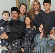 View latest posts and stories by @sharifahshahora sharifah shahora in instagram. Sharifah Shahora Adik Beradik Sharifah Sakinah Bakal Menamatkan Zaman Jandanya Pada 28 Mei Tahun Hadapan Sharifah Sakinah Mengesahkan Sesuatu Tentang Majlis Perkahwinannya Dan Buka Mulut Tentang Penerimaan Keluarga Era Kini