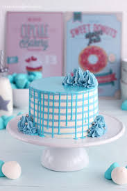 .taller avanzado decoracion de tartas 1 de marzo de 18.00 a 21:00 precio 50 € aprenderemos a rellenar, a cubrir la tarta con fondant, las tecnicas. Como Decorar Una Tarta Con Rayas Tartafantasia