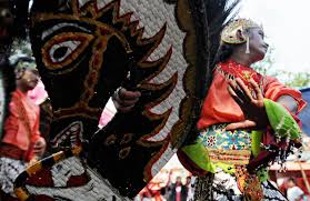 Tari kuda lumping (kuda lumping dance) is the art of dance that is played with a the outfit of the kuda lumping performer kuda lumping also called jaran kepang is a the cultural parade, kuda lumping dance. Kuda Lumping Dance An Immune Secret And Magical Powers Catatan Foto