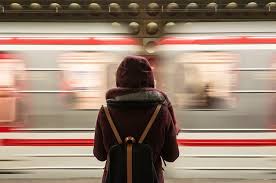 L'oeuvre a attiré les producteurs de dreamworks pictures qui en ont acquis les droits en 2014, avant même sa publication et son immense succès. La Fille Du Train Paula Hawkins Melanie Rayna