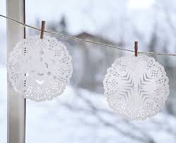 Diy Fensterdeko Schneeflocken Am Fenster Diy Schneeflocken Fensterdeko Fensterdeko Weihnachten Basteln
