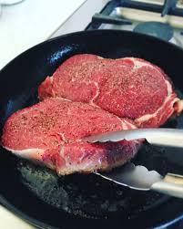 Como sazonar un rib eye steak. Ribeye Al Sarten Con Esparragos Y Papas Delirios De Cocina