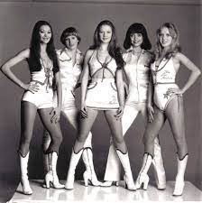 Pin By Washoewillie On Vintage Prom Photography Poses Family Picture Outfits Skinny Girl Body