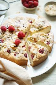 Ich liebe es kuchen vom blech zu backen, aber ein blech ist wirklich verdammt groß und ich wüsste gar nicht, wer all den kuchen essen soll. Ganz Einfach Und Blitzschnell Rhabarber Himbeer Marzipan Kuchen
