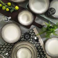 Kalabalık sofralara, leziz yemeklere sade tasarımı ve kullanışlılığıyla eşlik eder. Kutahya Porselen Nano Ceram 24 Parca Yemek Seti Dg 110 Siyah