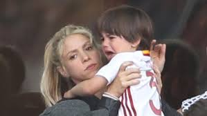Shakira y gerard piqué se muestran felices en sus vacaciones en maldivas. El Hijo Mayor De Shakira No Celebra Su Cumpleanos Debido A Un Problema De Salud