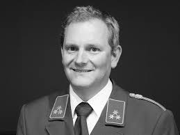 Und immer sind da Spuren Deines Lebens, Gedanken, Bilder und Augenblicke.  Sie werden uns an Dich erinnern, uns glücklich und traurig machen und Dich  nie vergessen lassen.“ Wir trauern um unseren Kommandanten