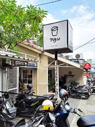 Outlet TUKU pertama di Cipete ini sudah menjadi must visit coffee shop  disini, dan nama TUKU dipakai menjadi nama Stasiun MRT Cipete Raya Tuku.  Selain bisa ngopi, disini juga bisa belanja