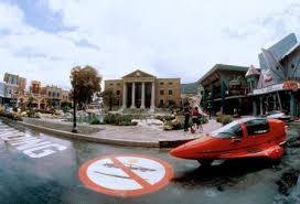 Der stadtplatz mit dem rathaus von hill valley, von dem aus marty mcfly mehrmals in die zukunft oder . Cineclub Filmkritik Zuruck In Die Zukunft Ii