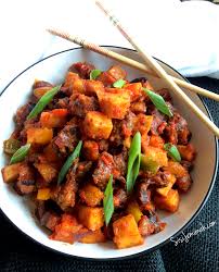 Yamgizdodo Is Simply A Twist To The Popular Nigerian Gizdodo Yamgizdodo Is Fried Yam Plantain And Gizzard Infu African Food West African Food African Cooking