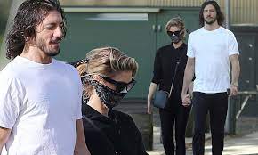 Full stop management/azoff music management all bookings & inquiries: Delta Goodrem Covers Her Surgical Mask With A Bandana As She Steps Out With Boyfriend Matthew Copley Daily Mail Online