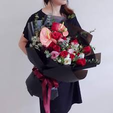 While female graduates, and many male graduates, prefer a floral lei when they graduate, there are many graduates who want specific graduation leis for guys. Everlasting Mix Fresh Flower Bouquet