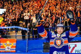 Snart börjar en ny säsong i en av världens. Elias Pettersson Game Worn Vaxjo Lakers Jersey Auctioned Off For 7400 Vancouver Is Awesome