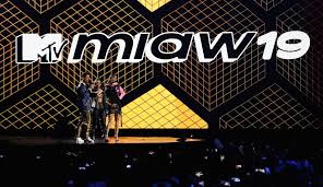 Lo único que debes hacer es ingresar desde tu cuenta de instagram o twitter a las publicaciones de las cuentas @mtvla y @mtvmiaw. Mtv Millennial Awards El Tremendo Beso Entre Las Conductoras De La Gala Mtv Miaw 2019 Tendencias Caracol Radio