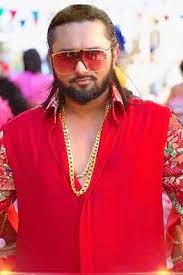 Honey singh age is 34 years as in jan 2018, his height is 5'8(173 cm) and weight is 73 kgs(161 lbs).his body measurements are chest 42 inches, waist 32 inches and biceps 16. Yo Yo Honey Singh Biography Family Wiki Latest Songs