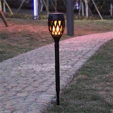 torche solaire de jardin effet flamme flambeau led trendszy lamp post solar garden