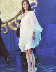 ولدت من ام سورية و اب لبناني بدات مشورها الفنى فالعاشرة من عمرها ف المدرسة شاركت فمسرحيات. ØµÙˆØ± Ø§Ù„ÙŠØ³Ø§ Ø¨ÙŠÙ† Ø§Ù„Ø¥Ø¨Ù‡Ø§Ø± ÙˆØ§Ù„Ø¥Ø®ÙØ§Ù‚ ÙÙŠ Ø§Ù„Ø£Ù†Ø§Ù‚Ø© Ù…Ø¬Ù„Ø© Ù‡ÙŠ