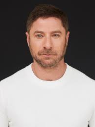 Aaron Kirman's Instagram, Twitter & Facebook