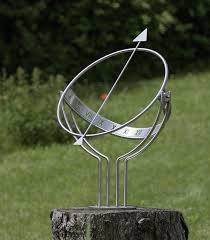 Die Elegante Sonnenuhr Aus Edelstahl Ist Nicht Nur Eine Wunderschone Gartendekoration Nach Suden Ausgerichtet Zeigt Sie Auch Die Uhren Edelstahl