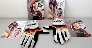 Wikimedia commons has media related to female models from australia.: Bahnradweltmeisterin Emma Hinze Stiftet Ihre Olympia Handschuhe