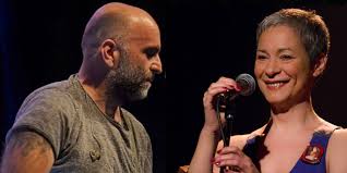 Η μελίνα κανά με τη δυνατή και μεστή της ερμηνεία απογειώνει το τραγούδι, που θα μας αγγίξει από του πρώτο άκουσμα. Mpamphs Stokas Kai Melina Kana Mazi Epi Skhnhs