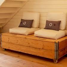 Coffre Sur Roulettes Amenage En Banquette Rustic Wood Furniture Furniture Storage Bench Pratiques, ce tiroir de rangement sur roulettes de couleur jaune trouveront naturellement sa place dans une chambre d'enfant. coffre sur roulettes amenage en