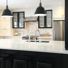 Akb Design Cuisine Noire Et Blanc Ilot Noir Comptoir Quartz Dosseret De Marbre Suspension Noire 1 Home Kitchens Kitchen Makeover Kitchen