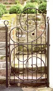 Iron Gate With Lyrical Swirls Makes A Decor Diva Swoooooon Jardinsillo Portas De Jardim Portoes De Jardim De Ferro E Portas De Ferro