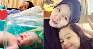 Anggota nasyid devotees, adi akmal sehrom memilih anak aziz m osman, puteri nur asyiqin aziz sebagai isterinya. Kesian Tengok Ara Selalu Cakap Seorang Diri Isteri Aziz M Osman Syukur Allah Makbulkan Doa Pa Ma
