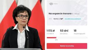 Stała za matką na dużym balkonie nadwodnej willi. Epidemia Koronawirusa Corka Marszalek Witek Prosi Internautow O Pieniadze
