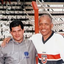 BAÚ DA HISTÓRIA. ARAXÁ DO PASSADO. O registro é da década de 60 e destaca  uma reunião festiva da direção e atletas do Araxá Esporte Clube, após o  primeiro a acesso á