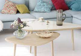 Une Table Basse En Bois Pour Une Touche Chaleureuse Au Salon Elle Decoration En privilégiant des meubles 2 en 1, vous pouvez facilement transformer votre salon dès que vous le souhaitez en coin repas accueillant. une table basse en bois pour une touche
