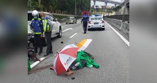Kemalangan jalan raya merupakan isu yang dekat dengan masyarakat kerana impaknya yang besar bukan sahaja dari segi kewangan tetapi boleh menyebabkan kehilangan nyawa. 2 Kemalangan Maut Polis Mohon Saksi Bebas Tampil