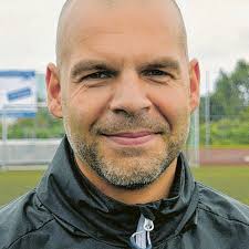 Algie versenkt zwei Bälle im Tor