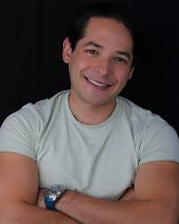 Como muchos de ustedes saben que además de ser actor con una carrera  artística de 17 años también soy cirujano dentista por la UNAM. Doy gracias  a Dios por permitirme llegar a