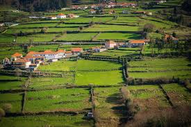 Situated in the scenic riverside praia do taboão, the festival's location is almost unrivalled in terms of natural beauty, with picturesque woodland and inviting waters open for exploration. Paredes De Coura Esta Paisagem Protegida E Para Descobrir A Pe