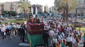 La comisión festera y el barrio esperan poder celebrar el próximo año las cruces de mayo con su programa tradicional. El Virgen Del Rocio Rectifica Y Permitira El Acceso De La Cruz De Mayo De Las Irlandesas Al Hospital Infantil