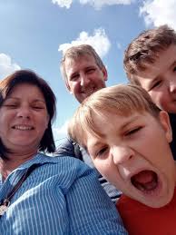 AFTER 25 YEARS FRIENDS REUNITE WITH PECULIAR PHOTO❗