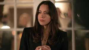 See Aubrey Plaza Suddenly Blonde And In A Two-Piece