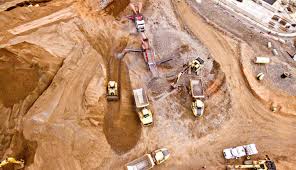 Pada tahun 2004, indonesia telah menjadi negara yang mengimpor minyak bumi untuk kebutuhan dalam negeri (net importir). Ekonomi Maluku Utara Ditopang Sektor Tambang