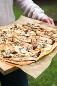 Flammkuchen Rezept Mit Pilzen Birnen Und Blauschimmelkase Flammkuchen Rezept Rezepte Blauschimmelkase