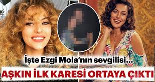 Oyuncu ezgi mola, yaklaşık bir senedir birlikte olduğu sevgilisi mustafa aksakallı'yı korkuttuğu anların videosunu instagram hesabından paylaştı. Ezgi Mola Sevgilisiyle Ilk Kez Fotograf Paylasti Iste Ezgi Mola Nin Sevgilisi Galeri Magazin