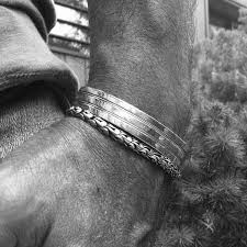 Bijoux en vogue vous fait découvrir sa collection de bracelets joncs pour découvrez un bracelet jonc homme alliant les matières argent et cuir pour un look des plus tendances. Bien Choisir Un Jonc Pour Homme Tous Les Conseils Utiles