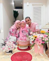 Umi kalsom ретвитнул(а) the independent. Dapat Rezeki Lebih Mawar Rashid Hadiahkan Set Cincin Gelang Pada Ibu Mentua Mingguan Wanita