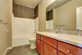 Das badezimmer ist längst nicht mehr nur funktionsraum, sondern immer auch ausdruck ihres persönlichen geschmacks und ihrer wertschätzung von. Das Innere Der Modernen Badezimmer Badezimmer Badmobel Mit Marmorplatte Und Grossem Spiegel Northwest Usa Lizenzfreie Fotos Bilder Und Stock Fotografie Image 61732209