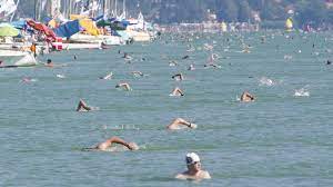 A szervezők a siófoki obszervatórium szakembereinek előrejelzését figyelembe véve, a balatoni vízirendészet vezetőjével közösen. Balaton Durchschwimmen Verschoben Ungarn Heute