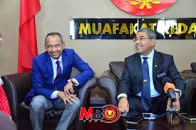 Sözleşmeye göre, menteri besar çoğunluk partisinin veya en büyük koalisyon partisinin lideri. Majlis Pelancaran Kejohanan Bolasepak Piala Yab Menteri Besar Kedah Darul Aman 2017 Muafakat Kedah