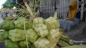 Opor ketupat rendang bolu sambal goreng. Apa Itu Bakdo Kupat Atau Lebaran Ketupat Kenali Sejarah Dan Penjelasannya Di Sini Tribun Palu