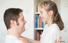 Vous ne pouvez lire le monde que sur un seul. Pere Et Fille Heureux L Un Devant L Autre Stock Photo Crushpixel